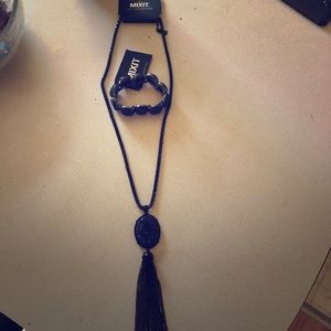 Necklace and bracelet set